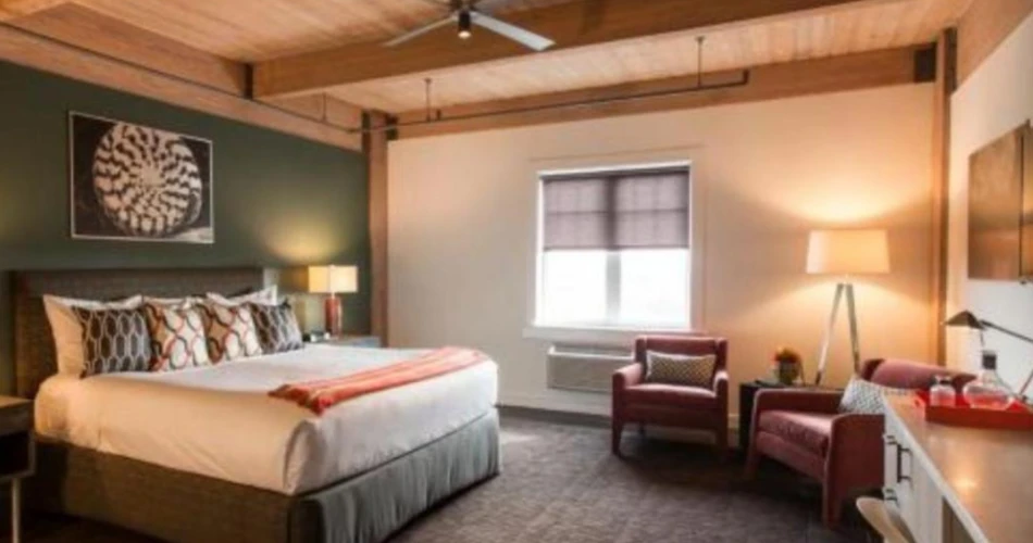 Harbor House Hotel & Marina at Pier 21