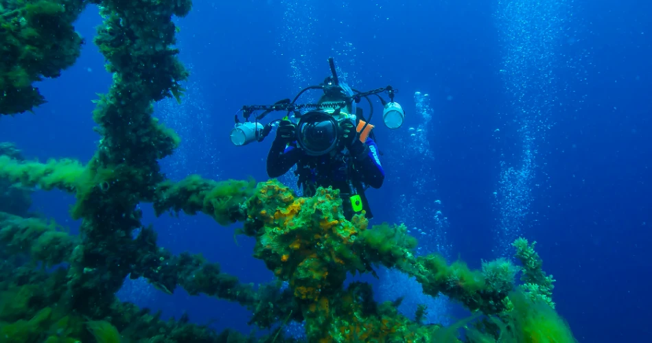 10 Thrilling Underwater Shipwrecks to See Across the USA