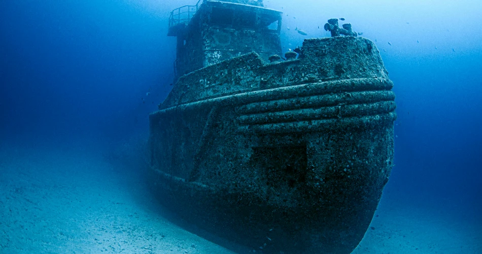 10 Thrilling Underwater Shipwrecks to See Across the USA