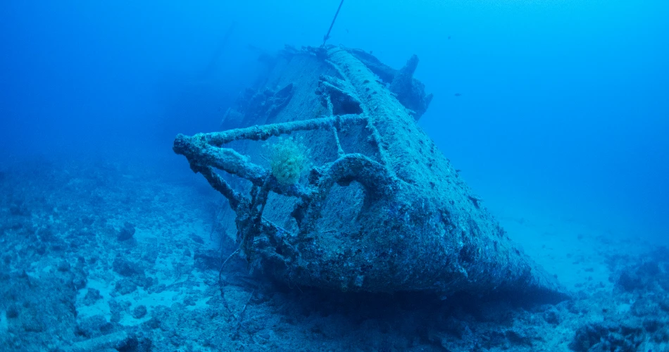 10 Thrilling Underwater Shipwrecks to See Across the USA