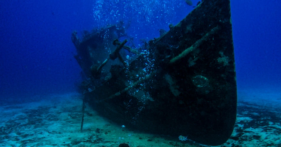 10 Thrilling Underwater Shipwrecks to See Across the USA