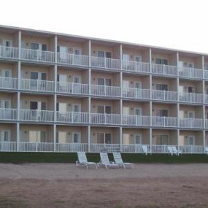 Mackinaw Beach and Bay Inn & Suites