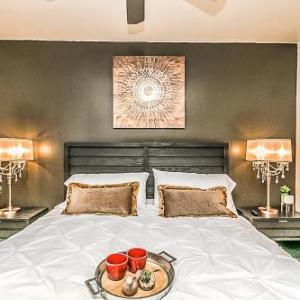Phoenix Hosp 1 mile 2 bedroom Unit  24 Hour Resort Pool Amazing Gym with Parking