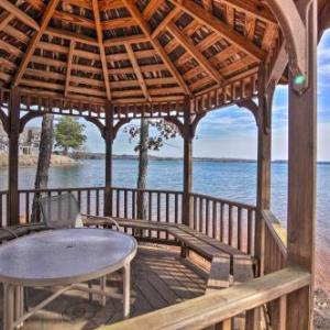 Lake Keowee Condo with Balcony and Resort Amenities