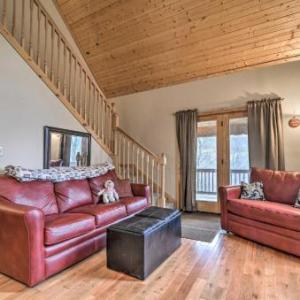 Cabin with Hot Tub and Mtn View 6 Mi to Snowshoe Resort