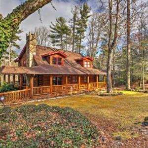 Pristine Sapphire Resort Cabin with Deck and Game Room