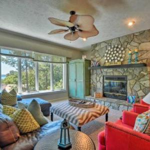 Lake Keowee Resort Condo with Balcony and Pool Access!