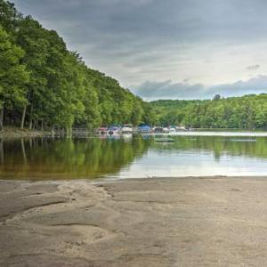Family Cabin Walk to Lake Wallenpaupack and marina Pennsylvania