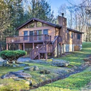 Kid Friendly Lake Ariel Cabin with Resort Amenities Pennsylvania