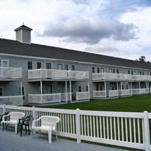 Vacation Resort Suites with River View in Bethel Maine