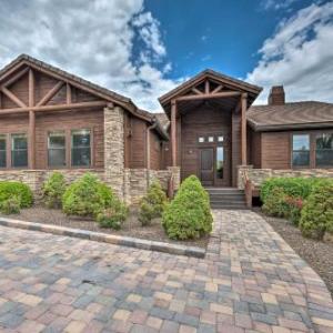 Updated Show Low Townhome with Balcony and Grill!