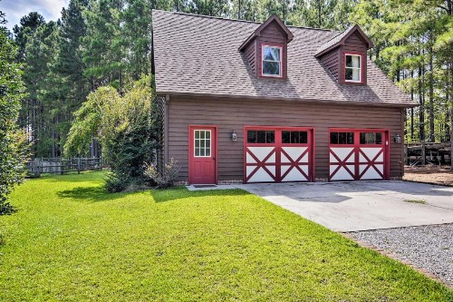 Farmhouse Apt w/ Pasture & Horseback Trails!