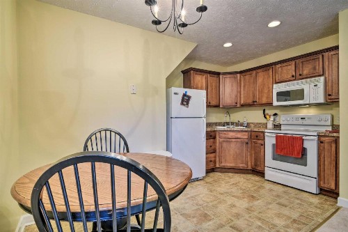 Farmhouse Apt w/ Pasture & Horseback Trails! - image 13