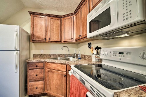 Farmhouse Apt w/ Pasture & Horseback Trails! - image 3