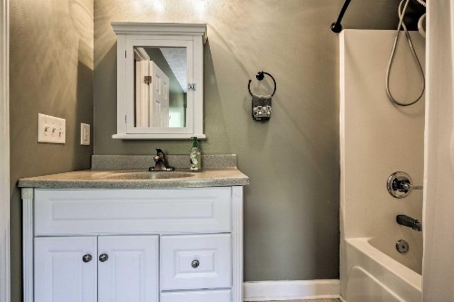 Farmhouse Apt w/ Pasture & Horseback Trails! - image 5