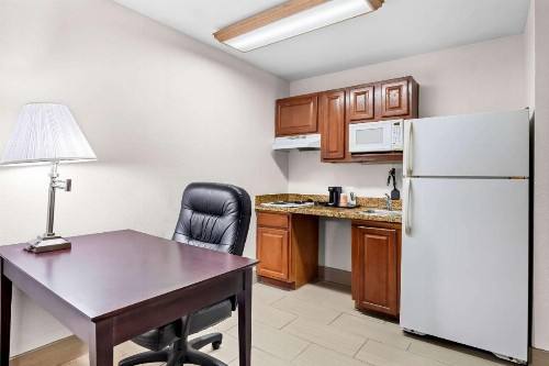 MainStay Suites - image 10