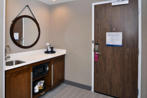 Hampton Inn & Suites Adrian MI - image 10