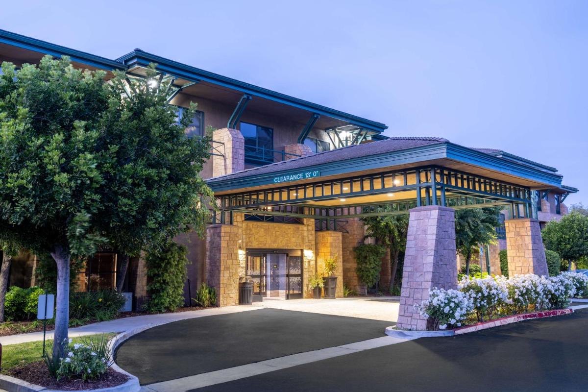 Hampton Inn & Suites Agoura Hills - image 2