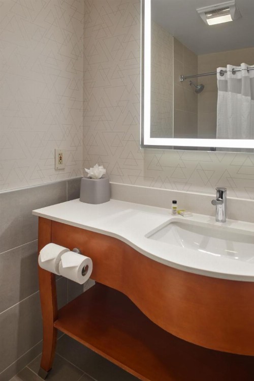 DoubleTree by Hilton Akron/Fairlawn - image 8