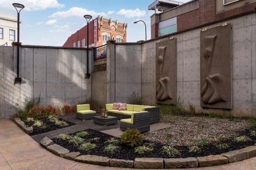 Blu-Tique Hotel - image 4