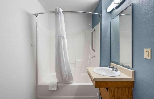Woodspring Suites Akron - image 7