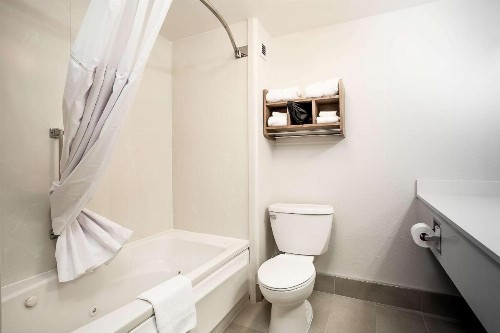 Hawthorn Suites by Wyndham-Oakland/Alameda - image 23