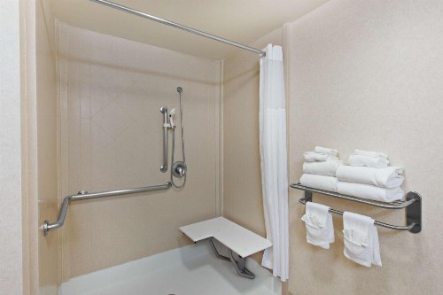 Hampton Inn & Suites Oakland Airport-Alameda - image 20