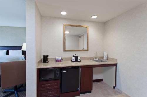 Hampton Inn & Suites Oakland Airport-Alameda - image 25