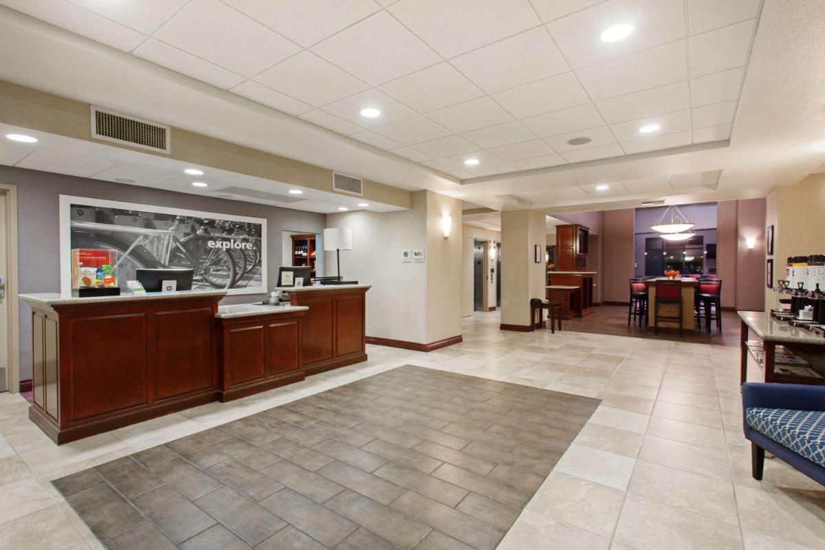Hampton Inn & Suites Oakland Airport-Alameda - image 3