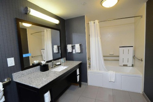 Hampton Inn & Suites Albany at Albany Mall - image 15