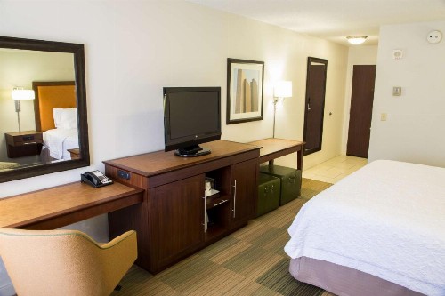 Hampton Inn & Suites Albany-Downtown - image 13