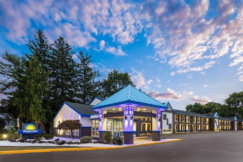 Days Inn & Suites by Wyndham Albany - image 1