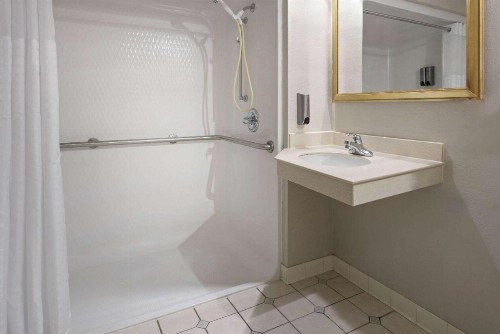 Days Inn & Suites by Wyndham Albany - image 23