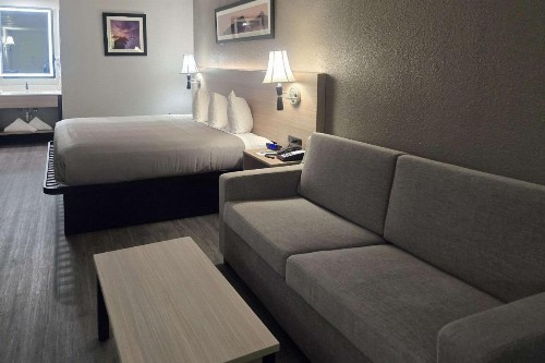 Super 8 by Wyndham Albuquerque Airport - image 13