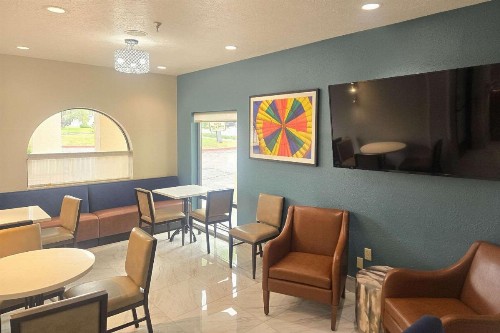 Super 8 by Wyndham Albuquerque Airport - image 3