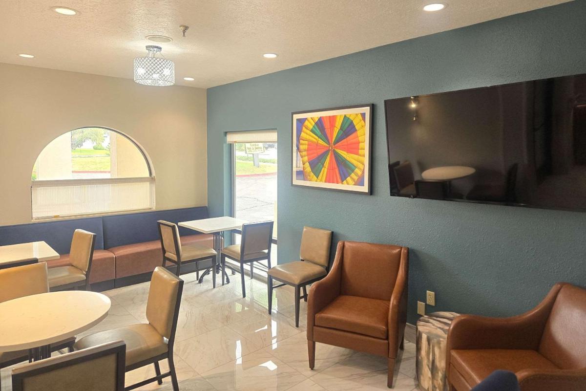 Super 8 by Wyndham Albuquerque Airport - image 3