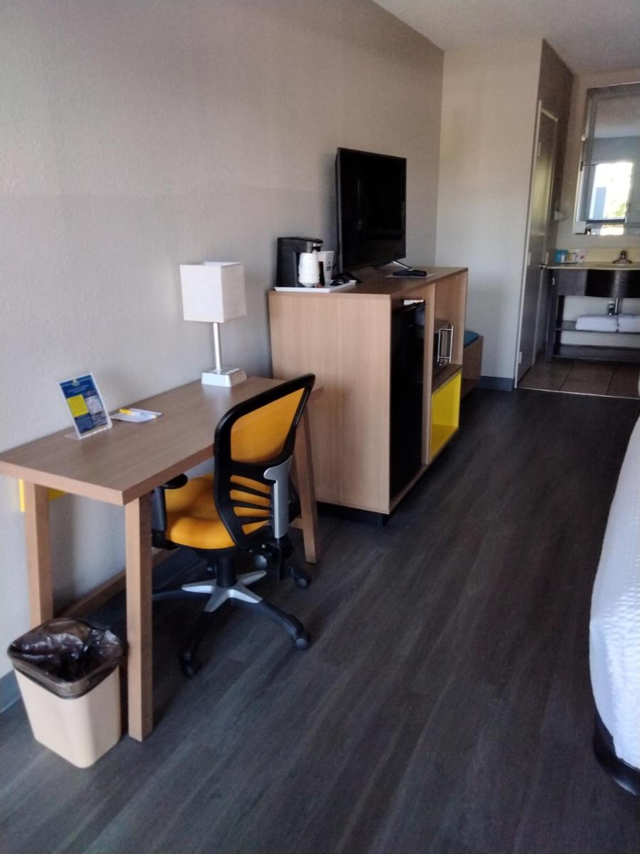 Days Inn & Suites by Wyndham Albuquerque North - image 3