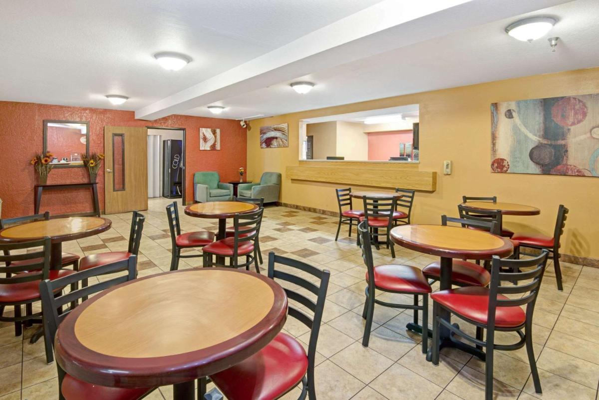 Super 8 by Wyndham Albuquerque West/Coors Blvd - image 6