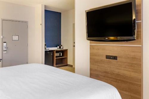 Holiday Inn Express Hotel & Suites Albuquerque Midtown an IHG Hotel - image 3
