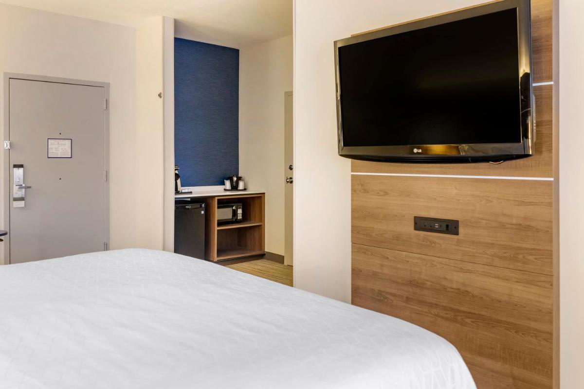 Holiday Inn Express Hotel & Suites Albuquerque Midtown an IHG Hotel - image 3