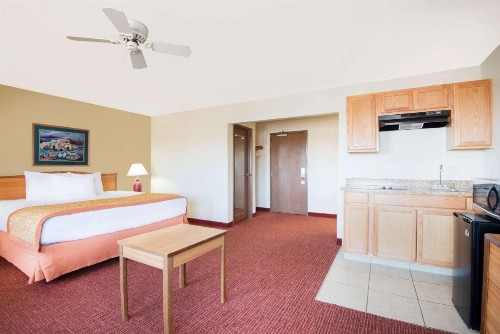 Hawthorn Suites by Wyndham Albuquerque - image 39