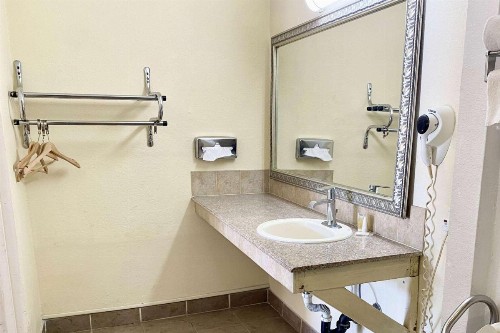 Econo Lodge Downtown Albuquerque - image 15