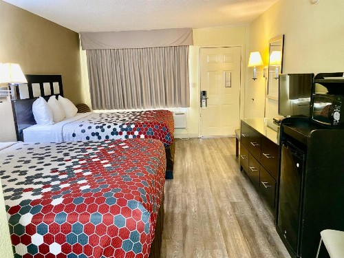 Econo Lodge Downtown Albuquerque - image 17