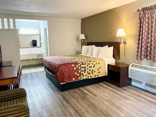 Econo Lodge Downtown Albuquerque - image 20