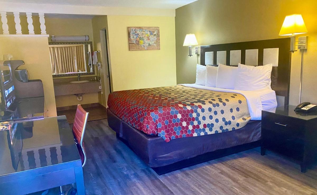 Econo Lodge Downtown Albuquerque - image 4
