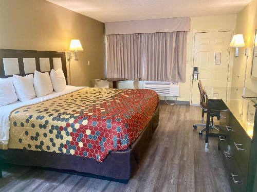 Econo Lodge Downtown Albuquerque - image 9