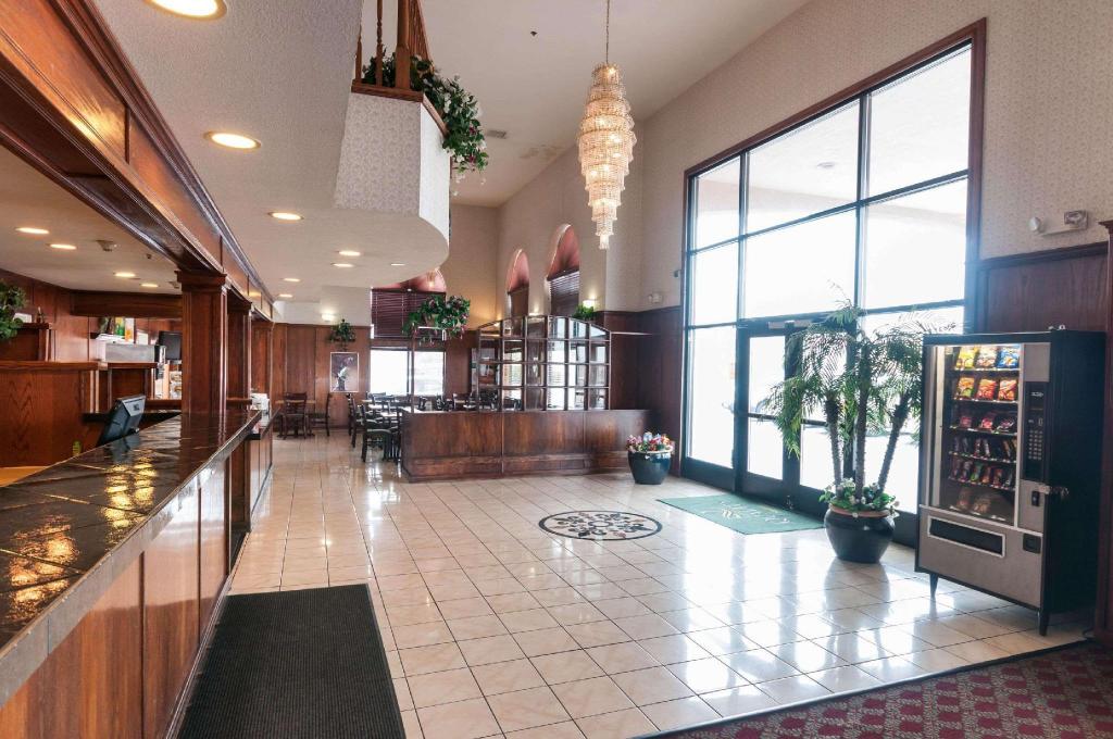 Quality Suites Albuquerque - image 2
