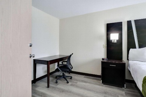 Quality Suites Albuquerque - image 29