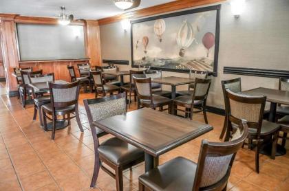 Comfort Suites Albuquerque - image 9