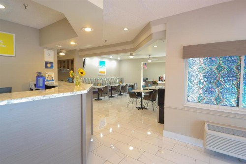 Days Inn & Suites by Wyndham Airport Albuquerque - image 2